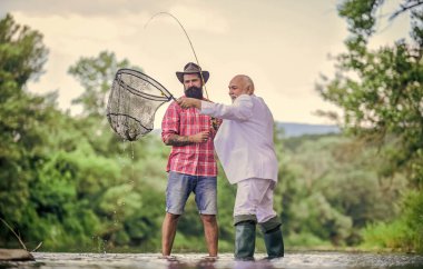 Eğer yasal yollarla balık yakalarsan, hemen serbest bırak. Eyalet balıkçılık lisansı. Erkekler birlikte balık tutuyor. Arkadaşla balık. Erkek eğlencesi. İyi bir balıkçı doğal kaynaklara saygı duyar. Balıklar asla boşa gitmemeli..