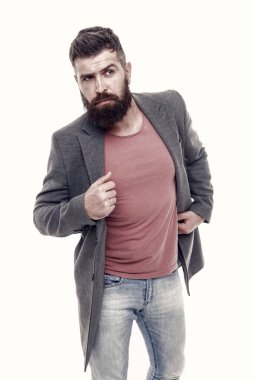 Rahat bir kıyafet. Sakallı hippi, şık bir ceket. Sıradan bir ceket her durum için mükemmeldir. Stilistin danışmanı. Modern kıyafet. Şık bir kıyafet. Erkek giyim ve moda konsepti.