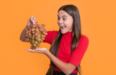 Genç kızın sarı arka planda üzüm tutmasına sevindim..
