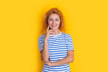 Sarı arka planda izole edilmiş kızıl saçlı kadın portresi. Stüdyodaki genç kızıl saçlı kadının portresi. Yetişkin kızıl kadın portresi.