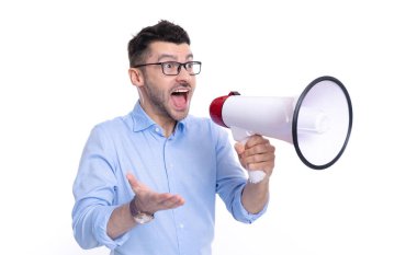 Megafonla bağıran adam spikeri. Megafonlu spikerin fotoğrafı. Beyaz arka planda megafonlu bir spiker var. Stüdyoda megafonlu adam spikeri.