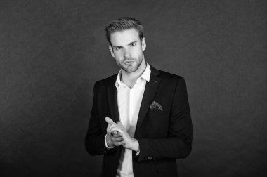 Siyah arka planda ceketli genç adam, moda..