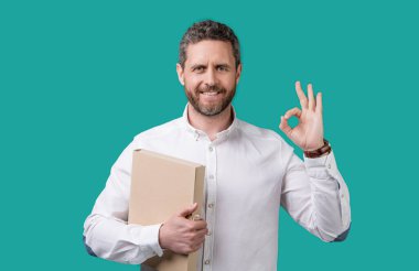 İşadamı serbest gösteri tamam mavi arka planda izole. Stüdyoda serbest çalışan bir iş adamı. Bilgisayarlı bir iş adamı. Dizüstü bilgisayar tutan işadamı.