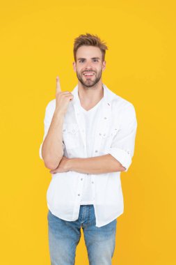 Sakallı mutlu yakışıklı adam sarıda izole edilmiş. Stüdyoda sakalı olan yakışıklı bir adam. Arka planda sakalı olan yakışıklı bir adam. Sakallı, yakışıklı bir adamın fotoğrafı..