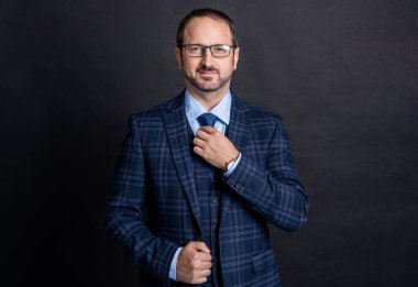 Profesyonel yetişkin patron gri arka planda izole edilmiş. Patron stüdyoda. Patron ceket ve kravat giy. Takım elbiseli patronun fotoğrafı..