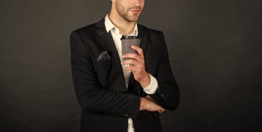 Takım elbiseli yakışıklı bir genç adam ve paket kahve..