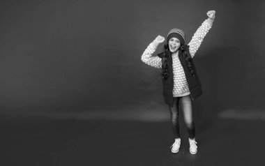 Kış şapkalı mutlu çocuk ve kırmızı arka planda yelek, kopyalama alanı, mutluluk.