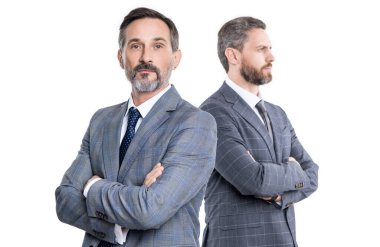 İş arkadaşları beyaz arka planda izole edilmiş, seçici odaklı. İş arkadaşları. İş arkadaşlarının takım elbise giydiği bir fotoğraf. İş arkadaşları resmi giyimde..