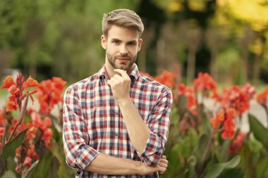 Dışarıdaki kareli gömlekli genç adamın yüzü..