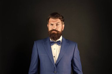 Smokin papyonlu bir adamın portresi. Siyah arka planda resmi giyinmiş gelin damadı. erkek resmi moda.