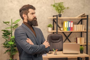 İş adamı kılığındaki kendine güveni tam acımasız avukat ofiste fotokopi alanı ile el ele verdi, avukat..