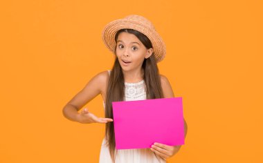 Ürün sunumu. Kopya alanı için kağıt sayfası. Kampta yaz etkinliği. Çocuklar için tatil duyurusu. Küçük kız hasır plaj şapkası takıyor. moda ve güzellik. çocukluk mutluluğu. Mutlu Çocuklar Günü.