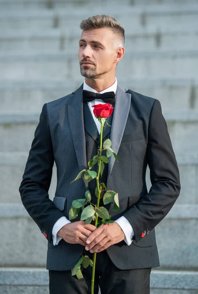 Love Rendezvous Concept Adult Tuxedo Man Love Rose Flower Gift — 图库照片