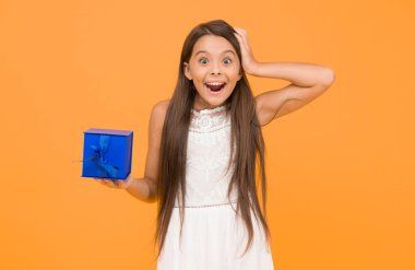 Harika vakit geçiriyorum. Şaşırmış çocuk hediye kutusunu paylaşıyor. Küçük çocuk parti kutlaması için hazır. Mutlu çocukluk. Güzel bir yaz tatili. Hediye kutusu olan çocuk. Tasasız güzellik, pazartesi günü alışverişe çık..