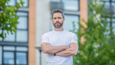 Beyaz gömlekli beyaz bir adamın görüntüsü. Açık havada beyaz bir adam. Sokakta beyaz bir adam var. Beyaz adam dışarıda..