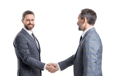 İki mutlu iş adamı iş yapıyor, ortaklık. Beyaz arka planda izole edilmiş iş adamları. Stüdyoda iş adamları. İş adamları el sıkışma ile uğraşıyorlar.