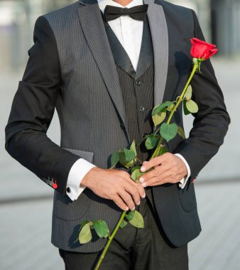 Teklif konsepti Siyah smokinlinin evlenme teklif ettiğini gördüm. Evlilik teklifinden önce erkek.