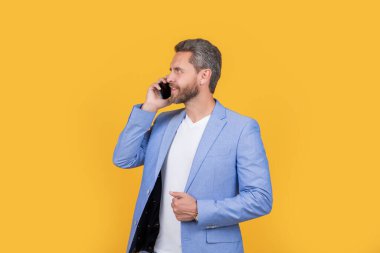 Neşeli iş adamı stüdyoda telefonda konuşuyor. İş adamı iletişim telefonundan konuşuyor. İş adamlarının telefon konuşmaları var. İletişim konsepti. İş adamı telefonda konuşuyor.