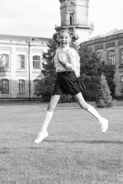 Okul çantalı, neşeli ve enerjik çocuk okula geri dönüyor..