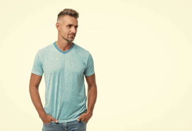 Mutlu, yakışıklı, beyaz tenli, sıradan görünümlü, beyaz tenli, el ele tutuşmuş..