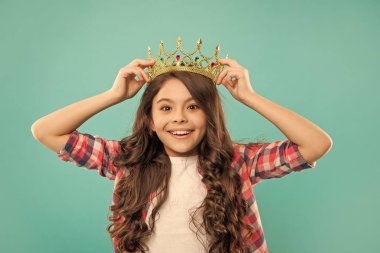 Tacın içindeki kibirli prenses. Kıvırcık saçlı gururlu çocuk. Bencil genç kız diyabet giyiyor. Kibir ve bencillik. Zafer portresi. Mutlu çocuk taç takar. Kendine güvenen kraliçe. Kendini beğenmişlik.