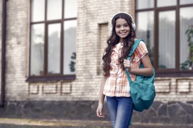 Seyahat dinleme egzersizleri. Mutlu çocuk dışarıda sırt çantası taşıyor. Seyahat sözlüğü. İngilizce okulu. Yaz eğitimi. Seyahat ve seyahat. Keşif ve seyahat tutkusu. Modern hayat. Yeni teknoloji.