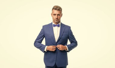 Resmi smokinli, kendine güveni tam, beyaz tenli bir beyefendi..