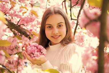 Gülümseyen çocuk baharda çiçek açar..