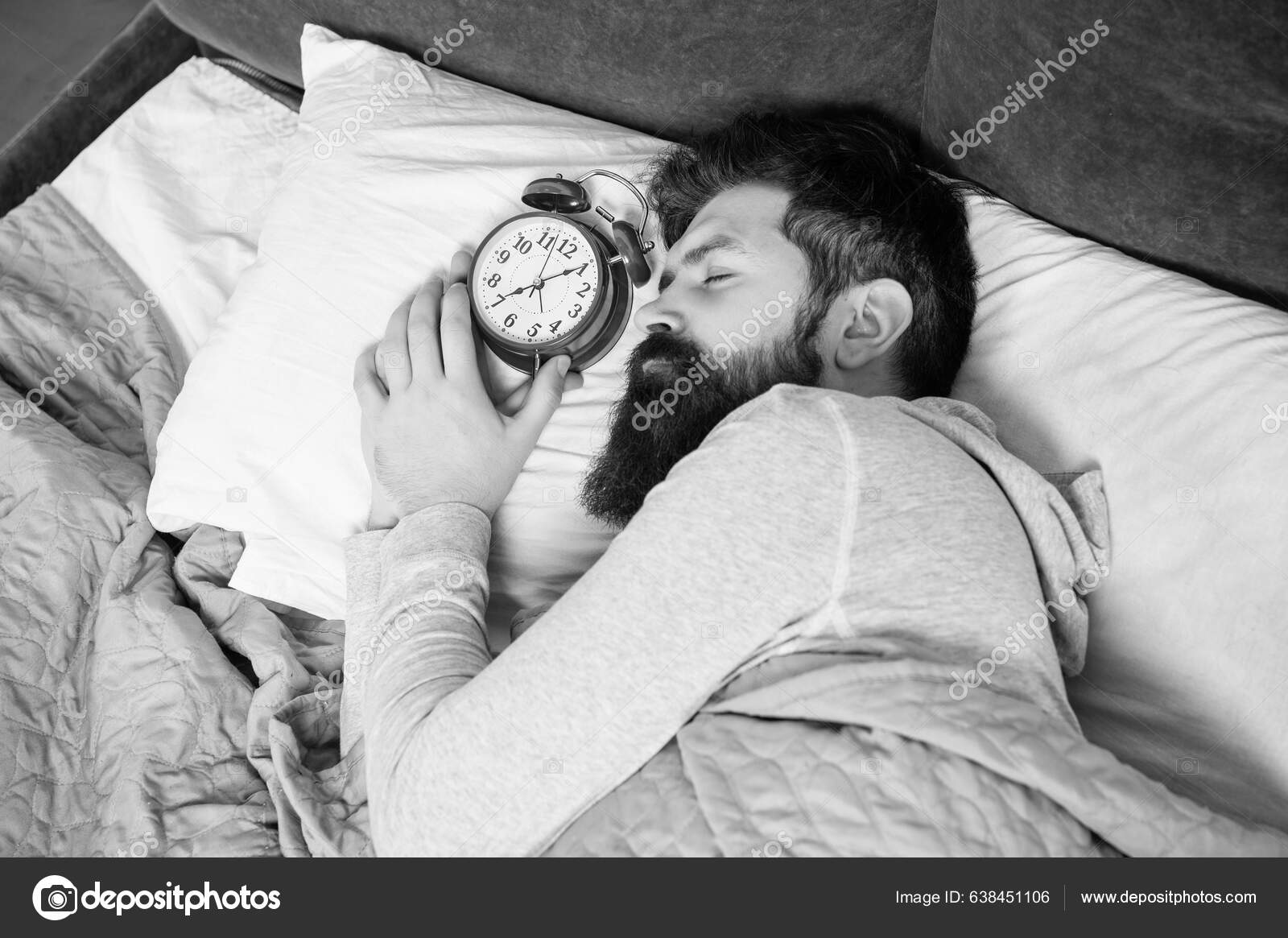 Hombre Durmiendo Con Despertador Cama Hora Dormir — Foto de stock ...