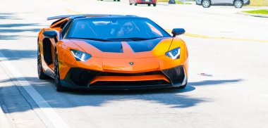 Miami Beach, Florida ABD - 15 Nisan 2021: Turuncu Lamborghini Bulvarı LP 750-4 SV, ön manzara.