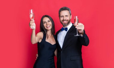 Çiftler tezahürat yapıyor ve kırmızı, seçici odak noktasında yalnızlığı kutluyorlar. Çiftler tezahürat yapıyor ve stüdyoda kutluyor. Çiftler tezahürat yapıyor ve arka planda kutluyor. Çiftin tezahürat ve kutlama fotoğrafı