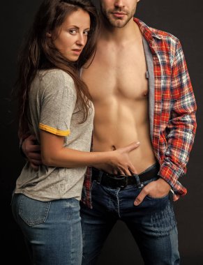 Kırpılmış seksi erkek ve kadın kareli gömlekli, birliktelik içinde.