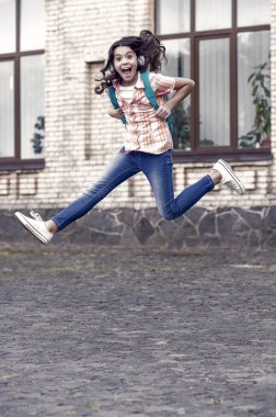 Başarıya zıpla. Mutlu çocuk dışarı zıpla. Enerjik çocuk gündelik kıyafet giyer. Okula dönelim. Okul eğitimi. Çocuk bakımı ve çocukluk. Büyüme ve gelişme. Uluslararası Çocuk Günü.