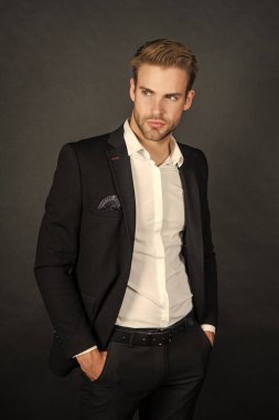 Siyah arka planda takım elbiseli yakışıklı CEO, iş adamı..