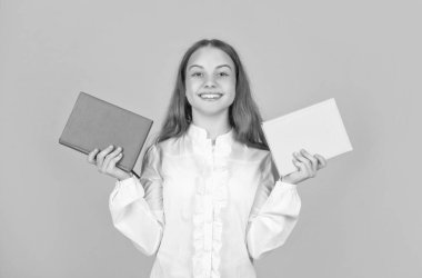 Çocuk defteri tut. Lise öğrencisiydim. Genç kız ödevlerini defterle yapıyor. Çalışma kitabıyla çalış. Gülümseyen çocuk kitabı. Okula dönüyorum. Çocukluk eğitimi. bilgi günü.