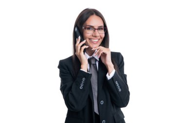 Stüdyoda gülümseyen iş kadını aradı. İş kadını arka planda telefonla konuşuyor. İş kadınının telefondaki fotoğrafı. Gözlük takıyor. İş kadını beyaz telefondan izole edilmiş..