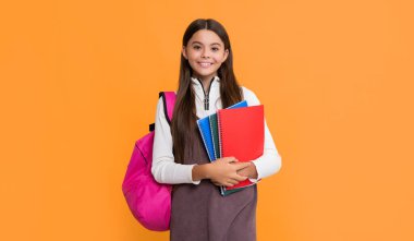 Okul çantalı mutlu çocuk ve sarı arka planda planlayıcı..