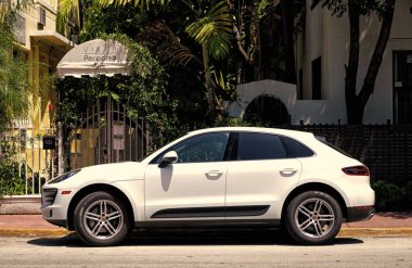 Miami Beach, Florida USA - 14 Nisan 2021: beyaz Porsche, yan görüş. park edilmiş lüks araba.