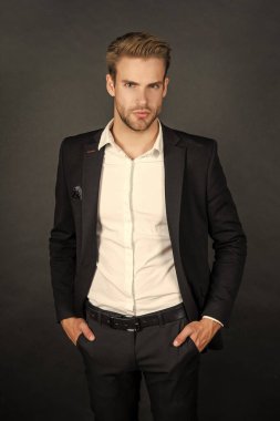 Siyah arka planda yakışıklı bir ofis çalışanı..