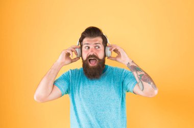 Kablosuz kulaklıklar temiz ses sunar. Modern teknoloji. Hipster modern kablosuz kulaklıklar kullanarak mutlu. Kablosuz yayın özgürlüğü size benzersizdir. Sakallı adam müzik kablosuz gadget dinlemek.