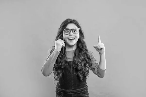 Fikirden Esinlendim Gözlüklü Komik Çocuk Gençler Partiye Gider Parti Zamanı — Stok fotoğraf