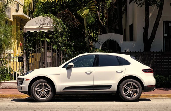 Miami Beach, Florida USA - 14 Nisan 2021: beyaz Porsche, yan görüş. park edilmiş lüks araba.