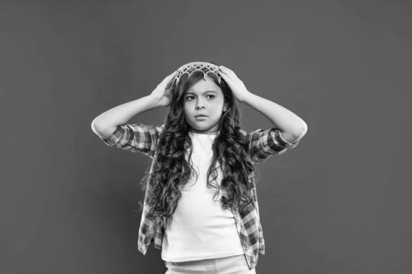 Kırmızı Arka Planda Prenses Tacı Takmış Kıvırcık Saçlı Endişeli Çocuk — Stok fotoğraf