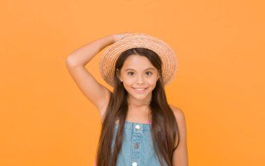 Güzel bir yaz günü geçiriyorum. Tatil zamanı. Küçük kız hasır plaj şapkası takıyor. moda ve güzellik. çocukluk mutluluğu. Mutlu çocuklar günü. Sıcak mevsimin güzellik stili. yaz hava tahmini.