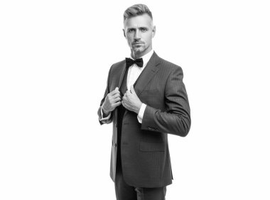 Beyaz arka planda papyonlu yakışıklı, zarif bir garson..