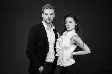 Siyah arka planda iş ortakları. Birbirine aşık çiftler. İş adamı ve iş kadını. İş adamlarının ortaklığı. Patron ve çalışan. Hırslı meslektaş uzmanlar. Erkek ve kadın liderlik.