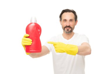 Çamaşır deterjanını işaret eden adam beyaza izole edilmiş. Stüdyoda çamaşır deterjanı olan bir adam. Arka planda çamaşır deterjanı olan bir adam. Çamaşır deterjanı şişeli bir adamın fotoğrafı..