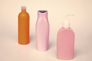 Eşsiz ambalaj. Beyaza izole edilmiş tuvalet malzemeleri şişeleri. Şampuan, saç kremi ve losyon şişeleri sıraya dizildi. Kozmetik paketi. Sıvı konteynırlar. Güzellik ürünleri için, kopyalama alanı.