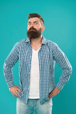 Gözlerinin açılmasını sağladı. Şaşkın adam mavi arka plan. Sıradan görünümlü sakallı adam. Bıyıklı ve sakallı beyaz bir adam. Uzun sakallı ve şık saç tıraşlı vahşi bir adam. Berber Dükkanı.