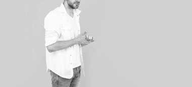 Kırpılmış beyaz tişörtlü, sarı arka planda fotokopi alanı olan sıradan bir adam..